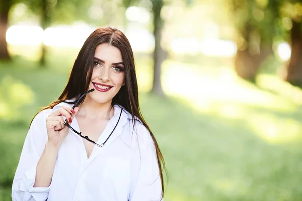 Söt Ung Brunett Tjej Med Vackra Professionella Make Grön Bakgrund — Stockfoto