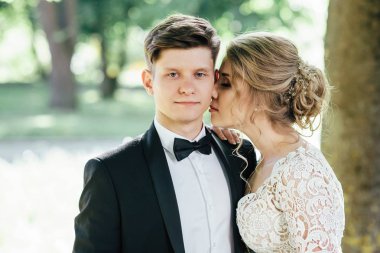 Güzel gelin çifti düğün töreninden sonra birlikte vakit geçirir.