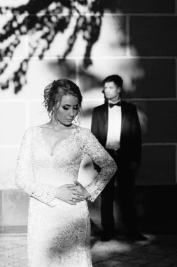 Şehir etrafında geziniyor ve pembe duvar arka planı poz bir genç, sempatik çift