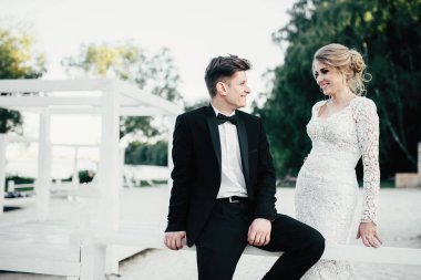 Genç tatlı çift yürür ve göl yakınındaki yerel plajda vakit geçiriyor