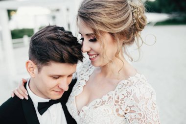 Genç tatlı çift yürür ve göl yakınındaki yerel plajda vakit geçiriyor