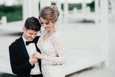 Genç tatlı çift yürür ve göl yakınındaki yerel plajda vakit geçiriyor