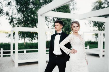 Genç tatlı çift yürür ve göl yakınındaki yerel plajda vakit geçiriyor