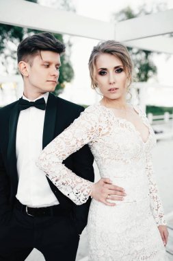 Genç tatlı çift yürür ve göl yakınındaki yerel plajda vakit geçiriyor