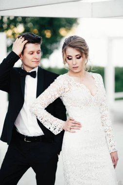 Genç tatlı çift yürür ve göl yakınındaki yerel plajda vakit geçiriyor