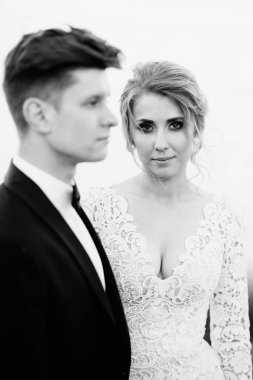 Genç tatlı çift yürür ve göl yakınındaki yerel plajda vakit geçiriyor