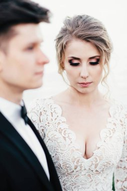 Genç tatlı çift yürür ve göl yakınındaki yerel plajda vakit geçiriyor