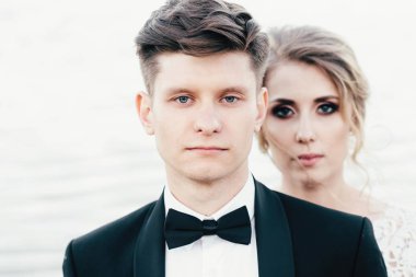 Genç tatlı çift yürür ve göl yakınındaki yerel plajda vakit geçiriyor