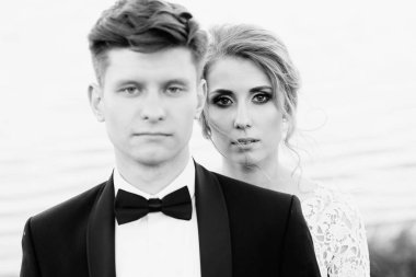 Genç tatlı çift yürür ve göl yakınındaki yerel plajda vakit geçiriyor