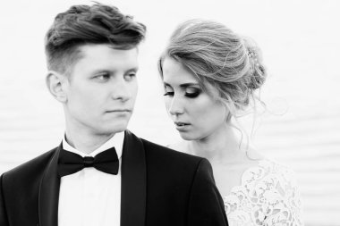 Genç tatlı çift yürür ve göl yakınındaki yerel plajda vakit geçiriyor