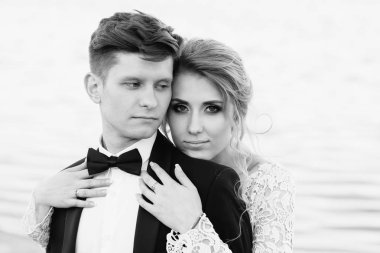 Genç tatlı çift yürür ve göl yakınındaki yerel plajda vakit geçiriyor