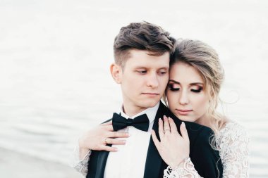 Genç tatlı çift yürür ve göl yakınındaki yerel plajda vakit geçiriyor