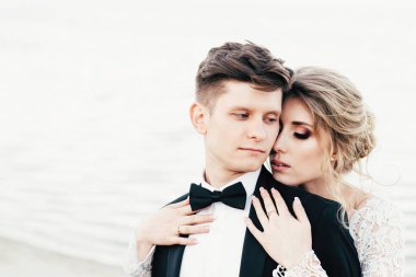 Genç tatlı çift yürür ve göl yakınındaki yerel plajda vakit geçiriyor