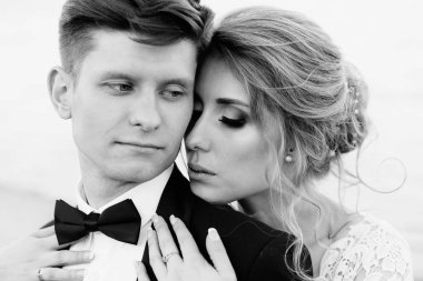 Genç tatlı çift yürür ve göl yakınındaki yerel plajda vakit geçiriyor