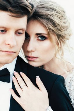 Genç tatlı çift yürür ve göl yakınındaki yerel plajda vakit geçiriyor