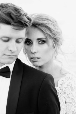 Genç tatlı çift yürür ve göl yakınındaki yerel plajda vakit geçiriyor