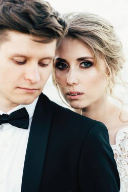 Genç tatlı çift yürür ve göl yakınındaki yerel plajda vakit geçiriyor