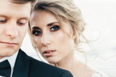 Genç tatlı çift yürür ve göl yakınındaki yerel plajda vakit geçiriyor