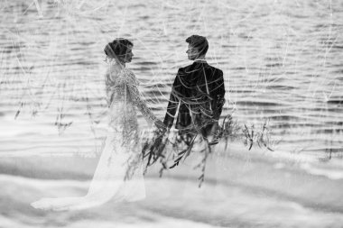 Genç tatlı çift yürür ve göl yakınındaki yerel plajda vakit geçiriyor