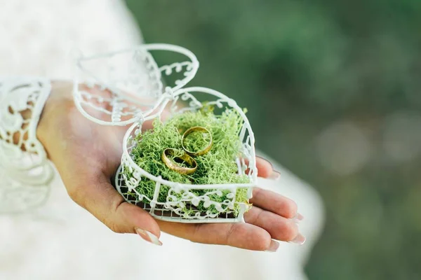 День Весілля Обручки Коробці Мохом Зеленій Траві — стокове фото