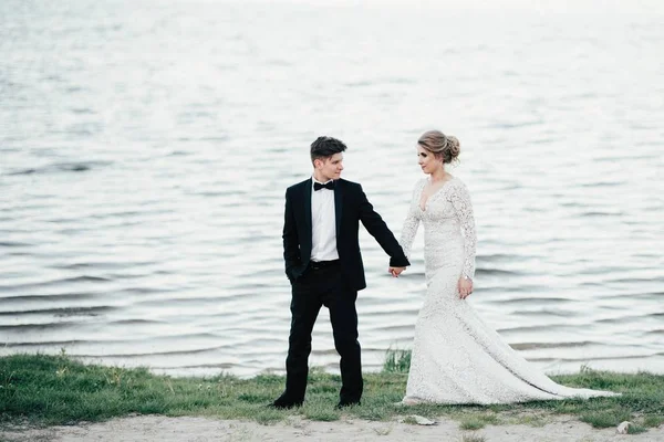 Jovem Casal Bonito Caminha Passa Tempo Praia Local Perto Lago — Fotografia de Stock