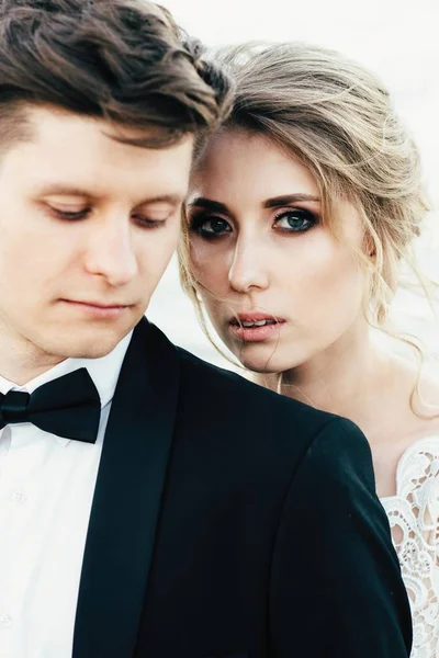 Genç tatlı çift yürür ve göl yakınındaki yerel plajda vakit geçiriyor