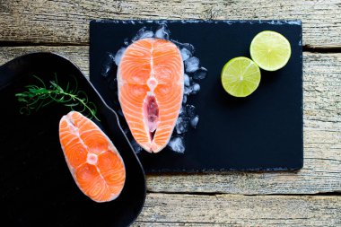 İki somon biftek kireç ahşap arka plan üzerinde birlikte bir ızgara üzerinde pişirmek hazırsınız demektir. Üstten görünüm. Sağlıklı gıda.