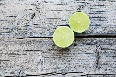 Kesme kireç yarısı üzerinde tahta bir masanın üzerinde yatan.