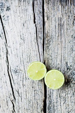 Kesme kireç yarısı üzerinde tahta bir masanın üzerinde yatan.