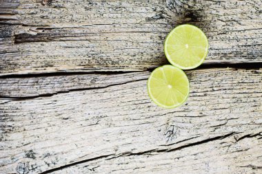 Kesme kireç yarısı üzerinde tahta bir masanın üzerinde yatan.