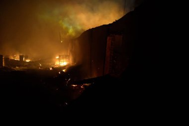 Orman yangını gece kavga itfaiyeci silüeti.