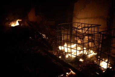 Orman yangını gece kavga itfaiyeci silüeti.