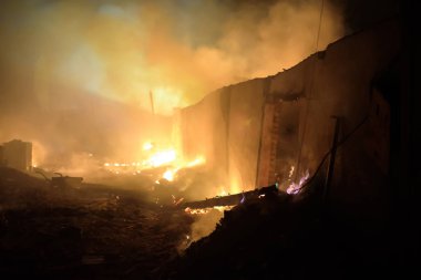 Orman yangını gece kavga itfaiyeci silüeti.