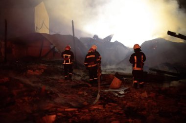 Orman yangını gece kavga itfaiyeci silüeti.