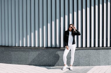 Genç güzel kız aktif sokakta zaman harcamaktadır.