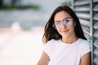 Genç güzel kız aktif sokakta zaman harcamaktadır.