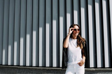 Genç güzel kız aktif sokakta zaman harcamaktadır.