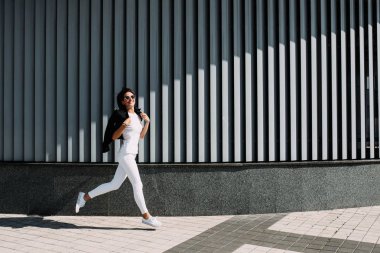 Genç güzel kız aktif sokakta zaman harcamaktadır.