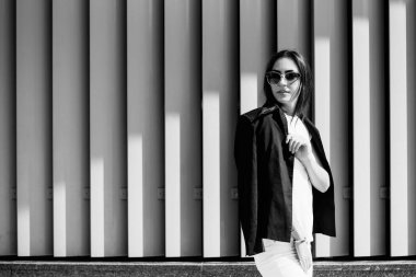 Genç güzel kız aktif sokakta zaman harcamaktadır.