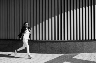 Genç güzel kız aktif sokakta zaman harcamaktadır.