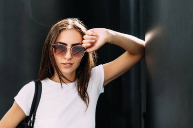 Genç güzel kız aktif sokakta zaman harcamaktadır.