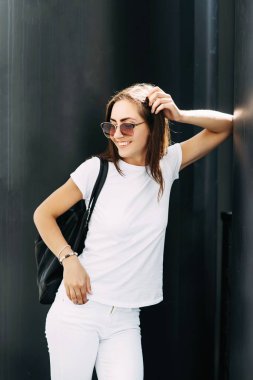 Genç güzel kız aktif sokakta zaman harcamaktadır.