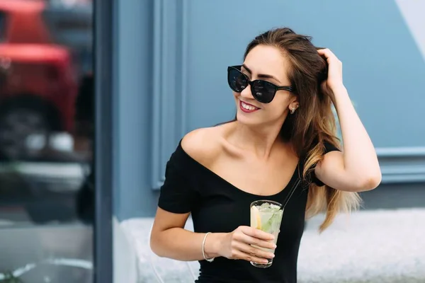 Jovem Menina Bonita Sentado Café Rua Beber Bebida Refrigerada — Fotografia de Stock