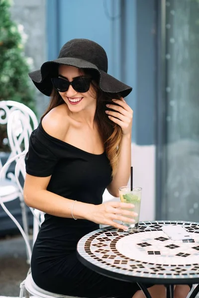 Jeune Jolie Fille Dans Chapeau Noir Assis Dans Café Dans — Photo