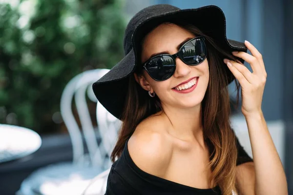 Jeune Jolie Fille Dans Chapeau Noir Assis Dans Café Dans — Photo