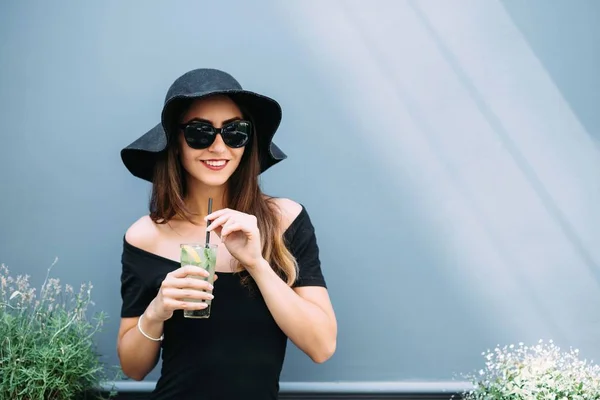 Ung Vacker Flicka Står Nära Ett Café Gatan Och Dricka — Stockfoto