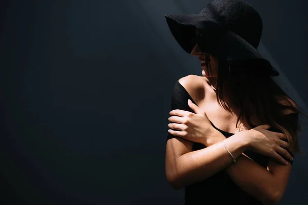 Jeune Jolie Fille Dans Chapeau Noir Pose Sur Fond Mur — Photo
