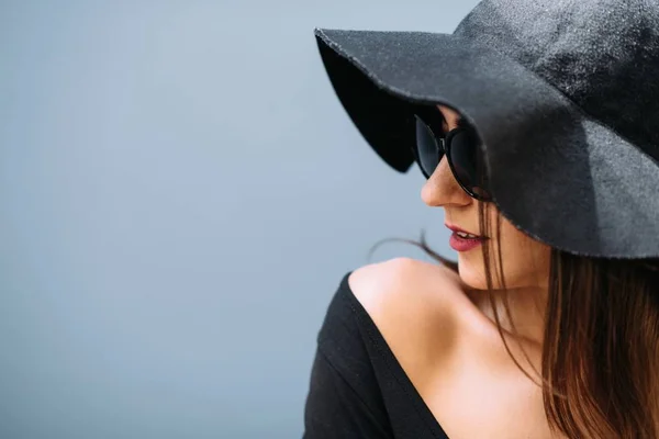 Jeune Jolie Fille Dans Chapeau Noir Pose Sur Fond Mur — Photo