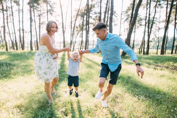 Şirin bir aile - anne, baba ve oğlu eğlenceli harcamak zaman doğada.