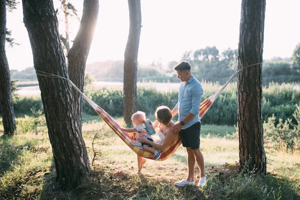 Família Simpática Jovem Mãe Pai Filho Descansam Natureza Sentados Uma — Fotografia de Stock